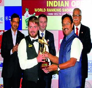 White's winning title easily | व्हाइटचे सहज विजेतेपद
