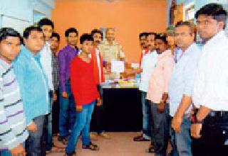 Insert the speed of vehicles | वाहनांच्या गतीला आवर घाला