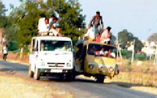 Death class competition in Ghatanjit passenger vehicles | घाटंजीत प्रवासी वाहनांमध्ये जीवघेणी स्पर्धा Death class competition in Ghatanjit passenger vehicles | घाटंजीत प्रवासी वाहनांमध्ये जीवघेणी स्पर्धा