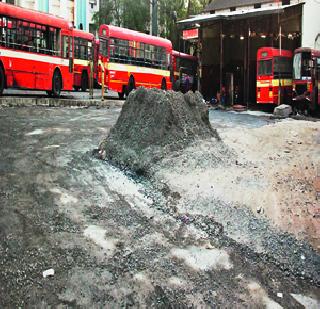 The PMP bus ran into the front of the security guard | सुरक्षारक्षकांसमोरच पळवली पीएमपी बस