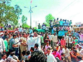 Farmers get angry: prices of onions have dropped | शेतकरी संतप्त : कांद्याचे भाव कोसळले