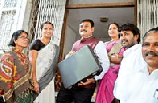 Finishing arms for agriculture, bending construction works | कृषीसाठी अखडता हात, बांधकामाला झुकते माप Finishing arms for agriculture, bending construction works | कृषीसाठी अखडता हात, बांधकामाला झुकते माप