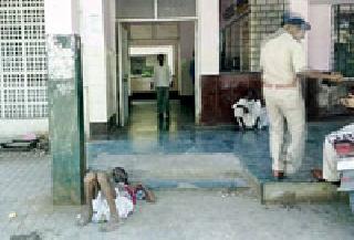 'They' watched me at the entrance to the half-hour at the entrance of the tomb | ‘त्यांनी’ अर्धा तास इर्विनच्या प्रवेशद्वारावर पाहिली मरणाची वाट