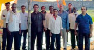 130 workers' chain fasting | १३० कामगारांचे साखळी उपोषण 130 workers' chain fasting | १३० कामगारांचे साखळी उपोषण