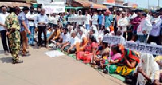 Farmers stop the road | शेतकऱ्यांनी केले रास्ता रोको