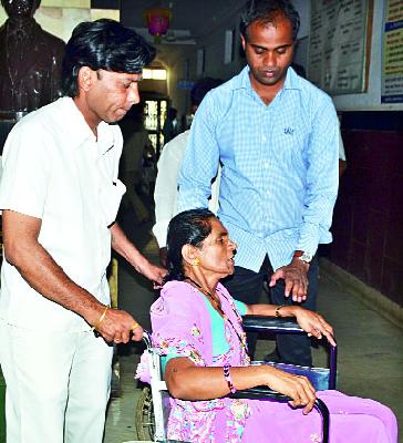 The executor's assault | प्रशासनाधिकाऱ्याकडून मारहाण The executor's assault | प्रशासनाधिकाऱ्याकडून मारहाण