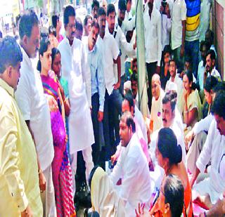 Saswad Farmers 'Festivals' Festivals | सासवड कृषी प्रदर्शनाच्या हिशेबासाठी सदस्यांचे उपोषण