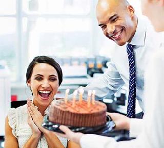 Friendship with co-operatives in office? | ऑफिसातल्या सहकार्‍यांशी मैत्री?