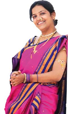 Twelve-pointed peat and knife | नऊवारीच्या काठाच्या पॅण्ट आणि कुर्ता Twelve-pointed peat and knife | नऊवारीच्या काठाच्या पॅण्ट आणि कुर्ता