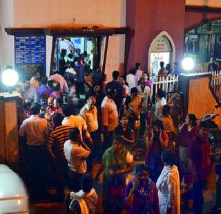 Stonework on St. George's Catholic Church | सेंट जॉर्ज कॅथलिक चर्चवर दगडफेक Stonework on St. George's Catholic Church | सेंट जॉर्ज कॅथलिक चर्चवर दगडफेक