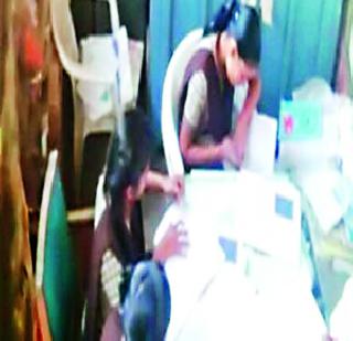 Ninth female students given for checking in SSA | दहावी उत्तरपत्रिका तपासणीसाठी दिल्या नववीच्या विद्यार्थिनींकडे Ninth female students given for checking in SSA | दहावी उत्तरपत्रिका तपासणीसाठी दिल्या नववीच्या विद्यार्थिनींकडे