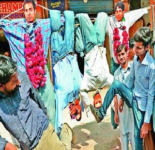 After the defeat, the statue of the burned fire! | पराभवानंतर पाकसमर्थकांनी जाळले खेळाडूंचे पुतळे! After the defeat, the statue of the burned fire! | पराभवानंतर पाकसमर्थकांनी जाळले खेळाडूंचे पुतळे!