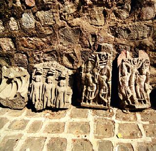 Antique idol, waiting for historical items! | पुरातन मूर्ती, ऐतिहासिक वस्तूंना प्रतीक्षा संग्रहालयाची!