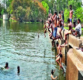 The crowd that roam the river | पोहता न येणाऱ्यांची नदीवर गर्दी