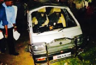 Van split over the divider | व्हॅन दुभाजकावर आदळली