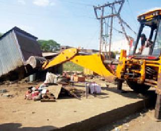 Encroachment happened in the police station | पोलीस बंदोबस्तात हटले अतिक्रमण