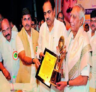 Biography Award to Baba Adhav | बाबा आढाव यांना जीवनगौरव पुरस्कार प्रदान