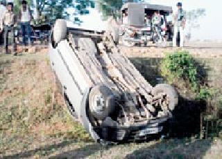 Accident on Karanja-Gawandi road ... | कारंजा-गवंडी मार्गावर अपघात...