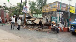 Defective catastrophe deleted by encroachment | नुकसानीच्या धसक्याने हटविले अतिक्रमण