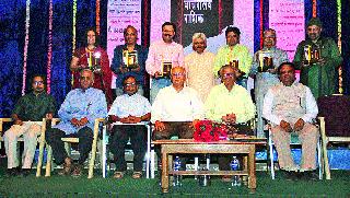 The history writing should be widely practiced | व्यापकतेने व्हावे इतिहासाचे लेखन