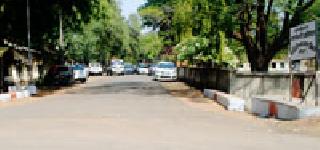 The contractor's cushion in Kuber's courtroom | 'कुबेर'च्या दरबारात 'ठेके'दारांचा ताफा