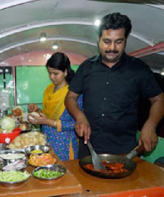 After the master's degree, the business on the street near Thatta | पदव्युत्तर शिक्षणानंतर थाटला रस्त्याच्या कडेला व्यवसाय