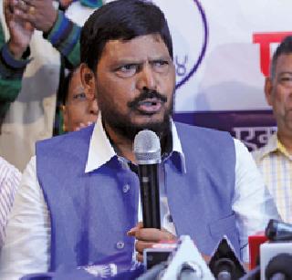 Yogendra Yadav and Prashant Bhushan should come in RPI - Athawale | योगेंद्र यादव व प्रशांत भूषण यांनी RPI मध्ये यावे - आठवले