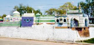 Gaji Darga in Atalapura, in the vicinity of the controversy | अचलपुरातील गाझी दर्गा वादाच्या भोवऱ्यात Gaji Darga in Atalapura, in the vicinity of the controversy | अचलपुरातील गाझी दर्गा वादाच्या भोवऱ्यात