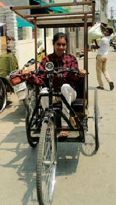 Solar's Three Wheel Cycle Made by Mrunal's Engineering | अभियांत्रिकीच्या मृणालने बनविली ‘सोलर’ची तीनचाकी सायकल