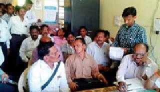 Teachers face panchayat committee | पंचायत समितीवर शिक्षकांची धडक