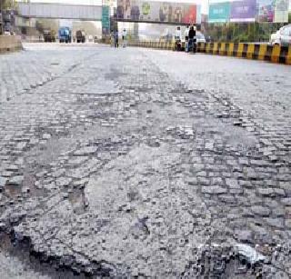 Road depression in Chembur due to peaver block | पेव्हर ब्लॉकमुळे चेंबूरमधील रस्त्यांची दुर्दशा