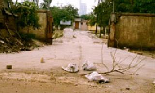 Due to lack of water, the road will be cracked | पाण्याअभावी रस्त्याला तडे जाणार Due to lack of water, the road will be cracked | पाण्याअभावी रस्त्याला तडे जाणार