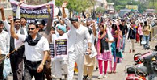 Black march of students for scholarship | शिष्यवृत्तीसाठी विद्यार्थ्यांचा ब्लॅक मार्च