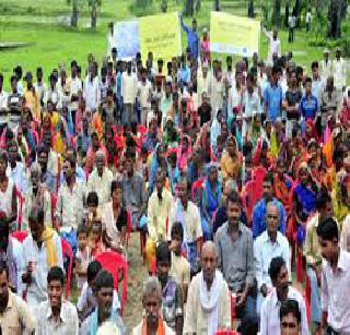 Single road dug in the hills for singing unmarried villagers | अविवाहित ग्रामस्थांनी वधूच्या स्वागतासाठी डोंगरात खोदला रस्ता Single road dug in the hills for singing unmarried villagers | अविवाहित ग्रामस्थांनी वधूच्या स्वागतासाठी डोंगरात खोदला रस्ता