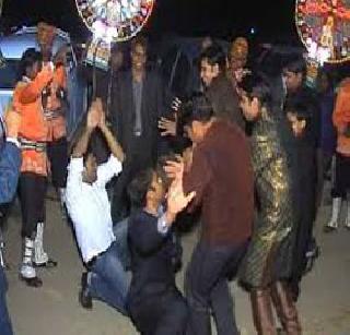 Mercury rises but wardrobe dance enthusiasm | पारा चढला तरी वऱ्हाडी डान्स जोशात