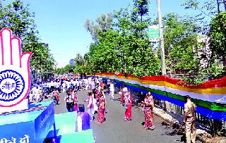 Five feet tall, five feet high, the five-star flag was hoisted | तब्बल तेराशे फूट लांब, पाच फूट उंचीची पंचरंगी धर्मध्वजा फडकली