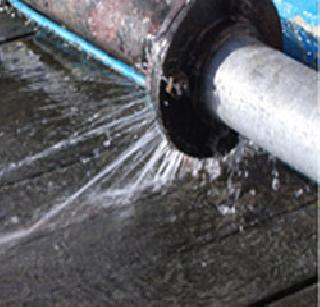 Drinking water for the cement road | सिमेंट रस्त्यासाठी पिण्याचे पाणी Drinking water for the cement road | सिमेंट रस्त्यासाठी पिण्याचे पाणी