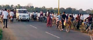 It took a ride in Wainganga | इसमाने घेतली वैनगंगेत उडी