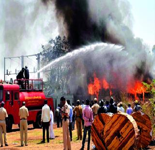 Railway cable godown fire | रेल्वेच्या केबल गोदामाला आग Railway cable godown fire | रेल्वेच्या केबल गोदामाला आग