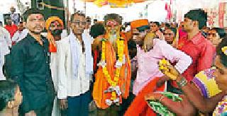 Hanumanabhakta carrying 11 rebel! | हनुमानभक्ताने ओढल्या ११ बंड्या! Hanumanabhakta carrying 11 rebel! | हनुमानभक्ताने ओढल्या ११ बंड्या!