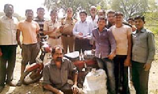 The illegal transportation of kerosene caught the youth | रॉकेलची अवैध वाहतूक तरुणाला रंगेहात पकडले The illegal transportation of kerosene caught the youth | रॉकेलची अवैध वाहतूक तरुणाला रंगेहात पकडले