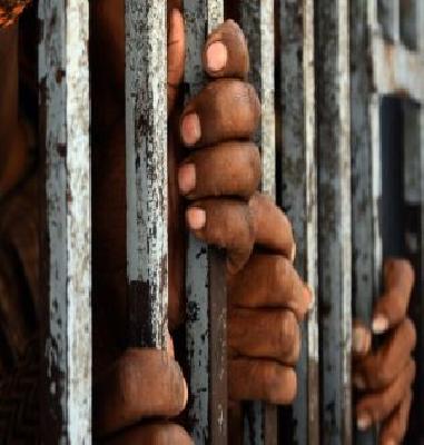 Prisoners only prison guard! | कैद्यांकडेच तुरुंगाची रखवाली! Prisoners only prison guard! | कैद्यांकडेच तुरुंगाची रखवाली!