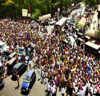 Rickshaw drivers hit the RTO | रिक्षाचालक ‘आरटीओ’वर धडकले Rickshaw drivers hit the RTO | रिक्षाचालक ‘आरटीओ’वर धडकले