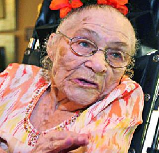America's old woman behind the scenes of the period | अमेरिकेतील वृद्ध महिला काळाच्या पडद्याआड America's old woman behind the scenes of the period | अमेरिकेतील वृद्ध महिला काळाच्या पडद्याआड