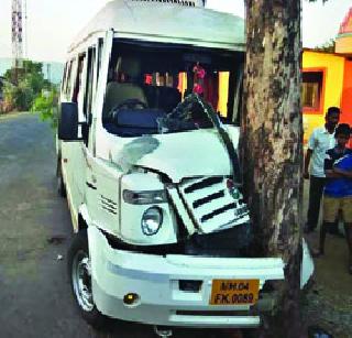 Mini Bus Accident; 19 people injured | मिनी बस अपघात; १९ जण जखमी Mini Bus Accident; 19 people injured | मिनी बस अपघात; १९ जण जखमी