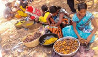 Employment of women due to forest produce | वनोपजांमुळे महिलांना रोजगार