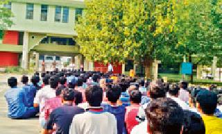 Student Violence Against VNIT Administration | ‘व्हीएनआयटी’ प्रशासनाला विद्यार्थ्यांचा दणका Student Violence Against VNIT Administration | ‘व्हीएनआयटी’ प्रशासनाला विद्यार्थ्यांचा दणका