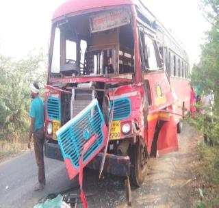 The bus carrying the truck | भरधाव बसची ट्रकला धडक The bus carrying the truck | भरधाव बसची ट्रकला धडक