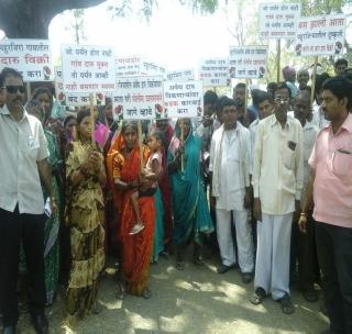 Women's Front for Poverty Alleviation | दारूबंदीसाठी महिलांचा मोर्चा