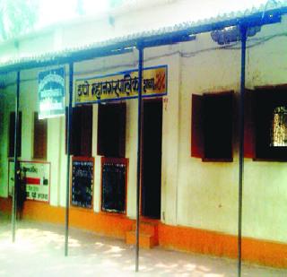 The school has just gone; No water | शाळेलाच गेले तडे; पाणी नाही The school has just gone; No water | शाळेलाच गेले तडे; पाणी नाही